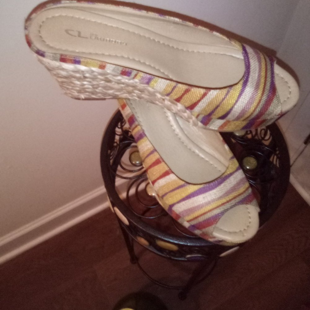 Very Unique Shoe - Picture 6 of 6